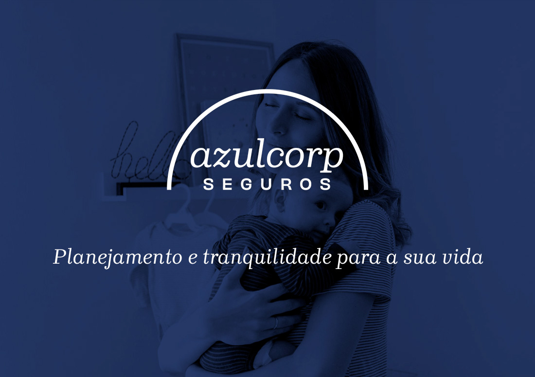 imagem de mãe segurando filho bebê com logo Azulcorp sobre a imagem